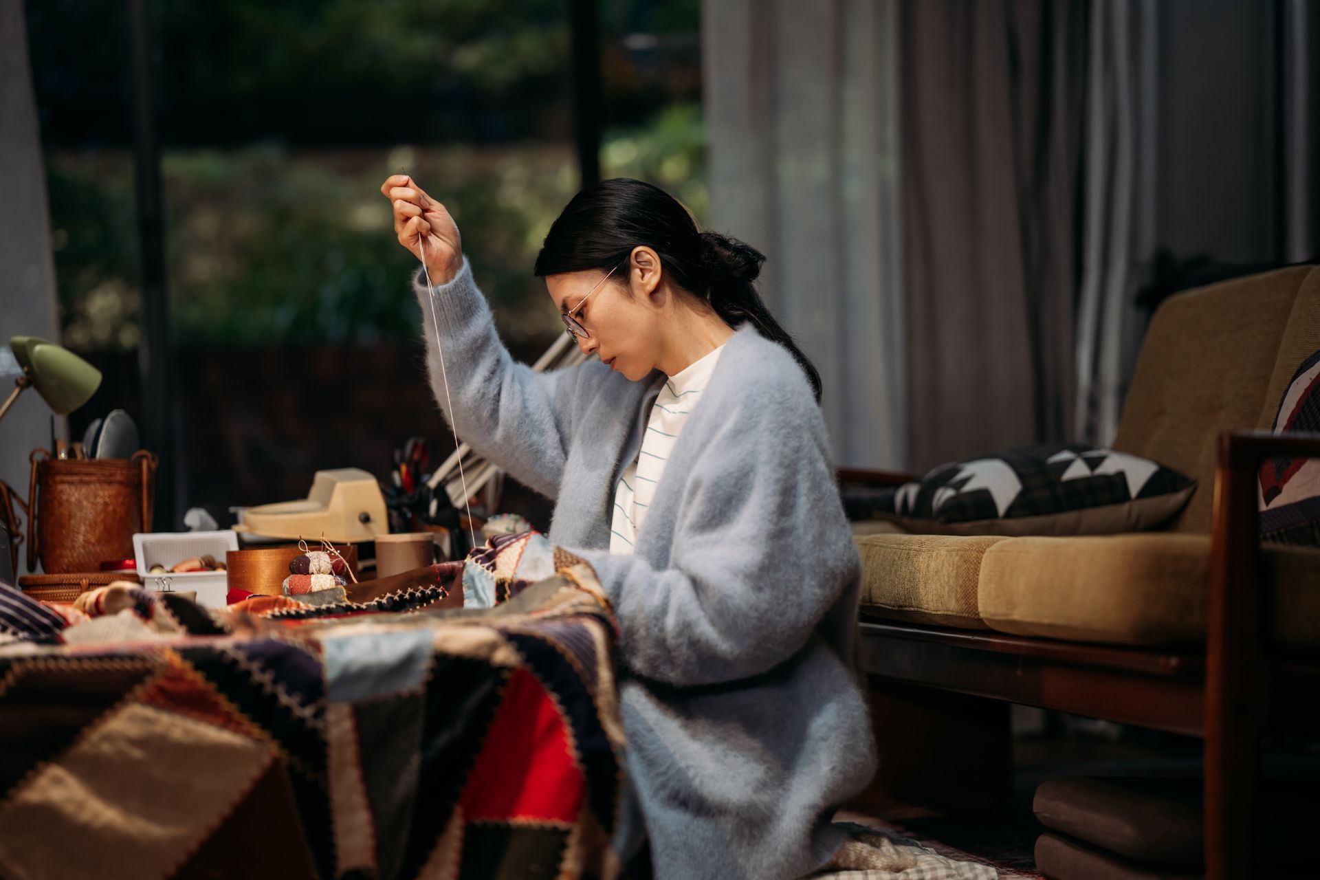 Netflix映画『余命一年、男をかう』キルトを縫う片倉唯