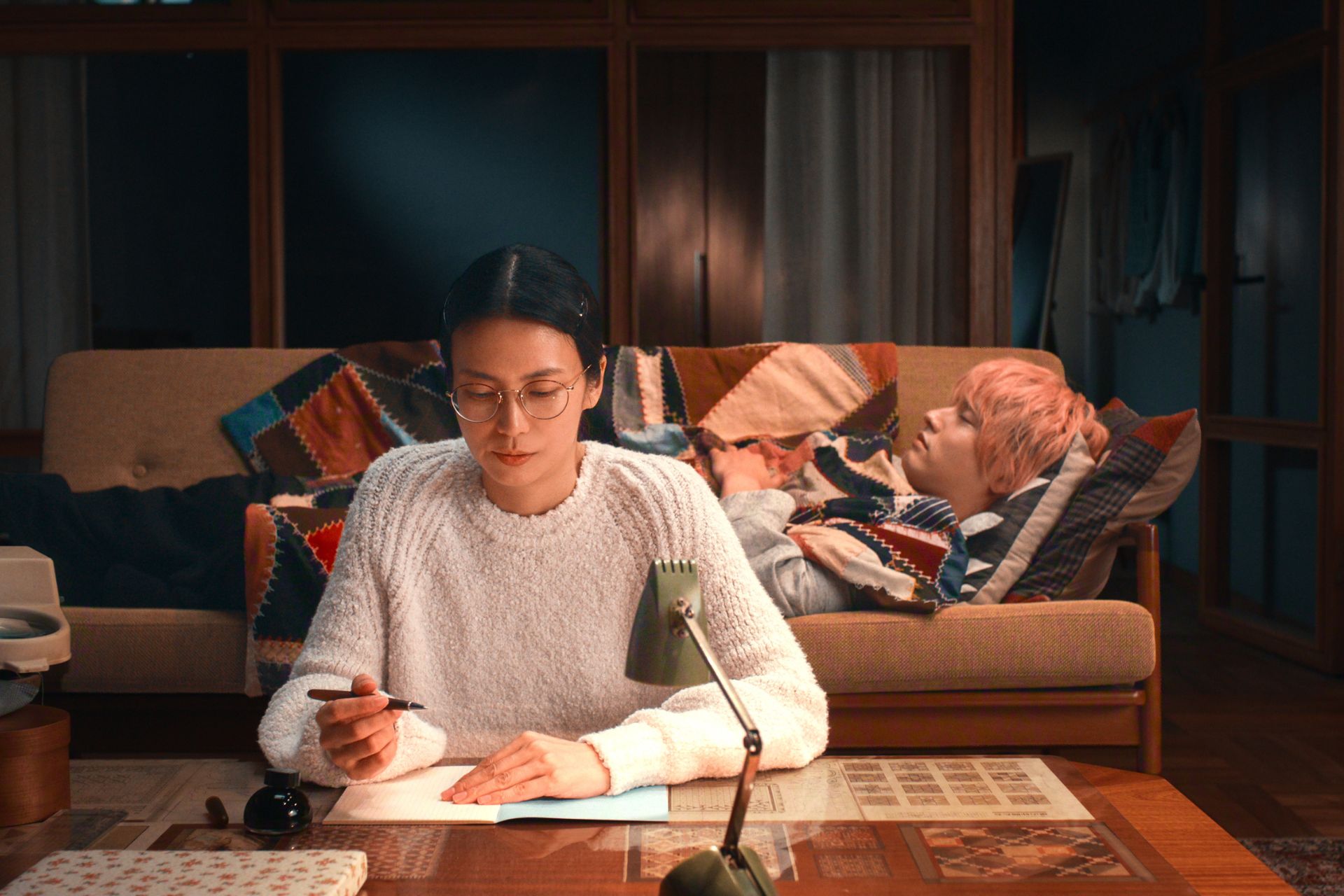 Netflix映画『余命一年、男をかう』ノートを書く片倉唯