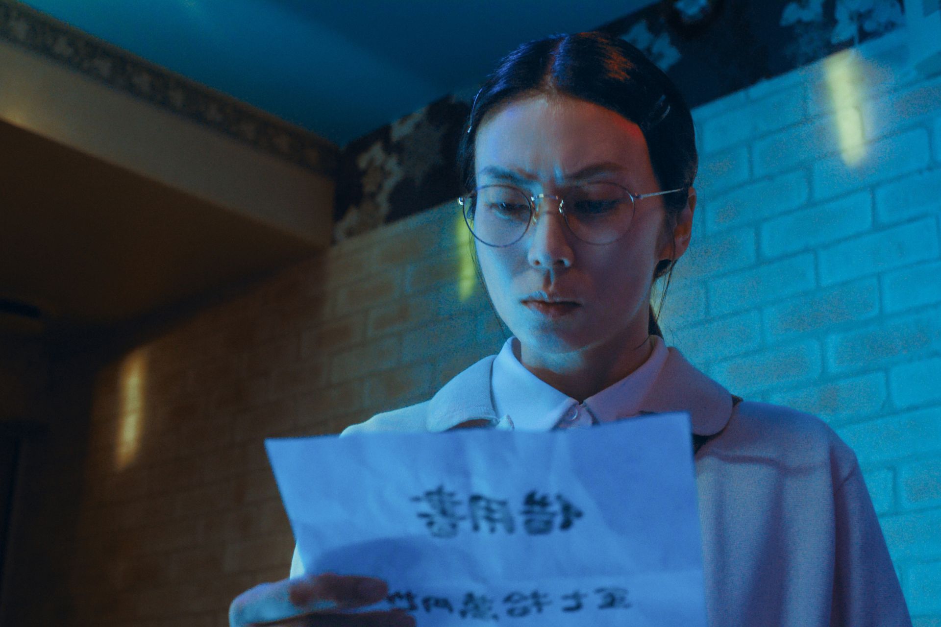 Netflix映画『余命一年、男をかう』借用書を手にする片倉唯